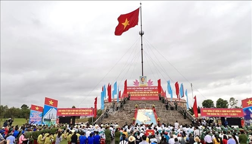  Xúc động Lễ Thượng cờ Thống nhất non sông tại Đôi bờ Hiền Lương - Bến Hải